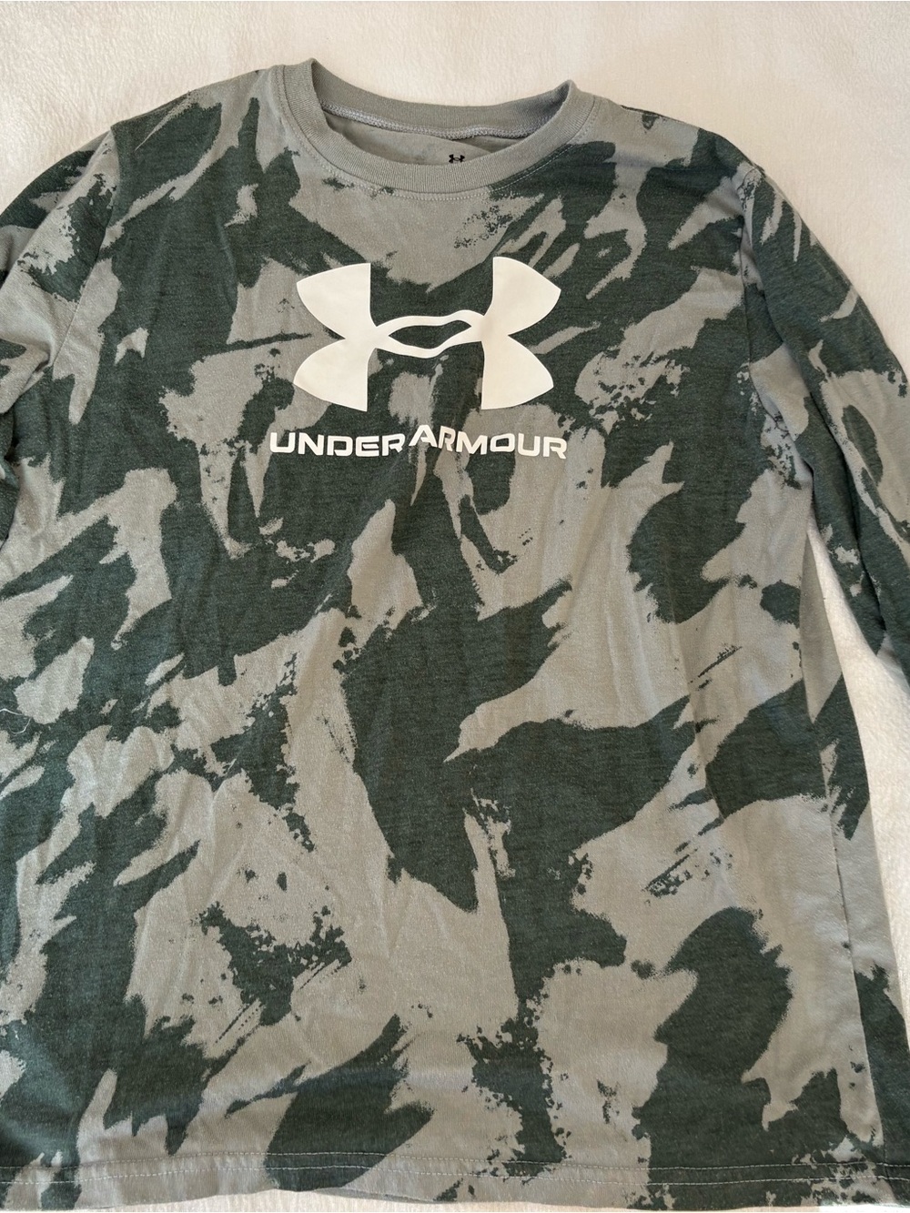 UNDER ARMOUR Gray & Green Camo Long Sleeve Logo Tee